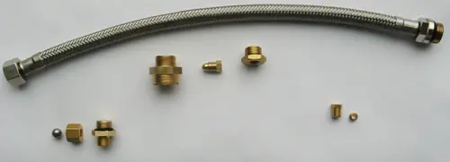Sets von Zirkulationsrohren und Messingverbindern. Enthält verschiedene Bauteile, die typischerweise in Heizungs- und Sanitäranlagen verwendet werden. Danfoss-Produkt.